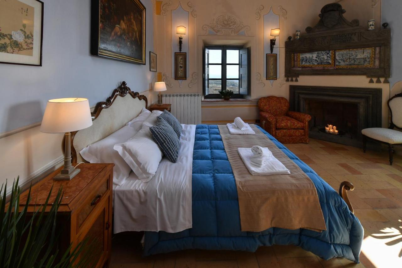 Castello Costaguti Hotel Roccalvecce Bagian luar foto